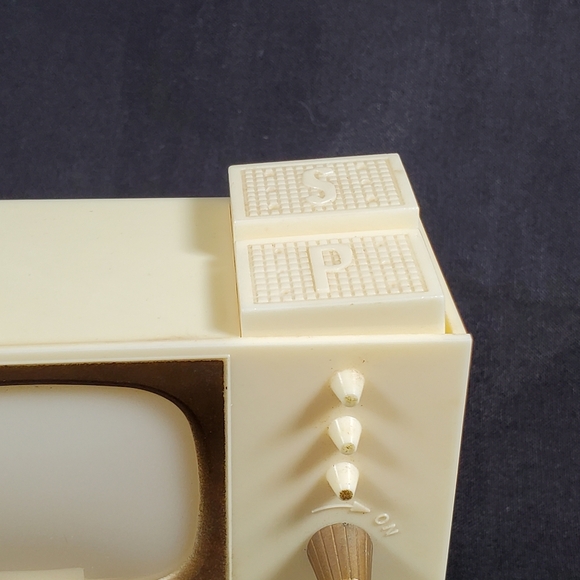 Vintage 1950's TV Salt and Pepper Shakers - Picture 3 of 10